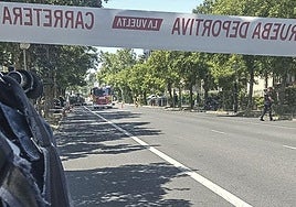 El escape ha obligado a cortar la calle.