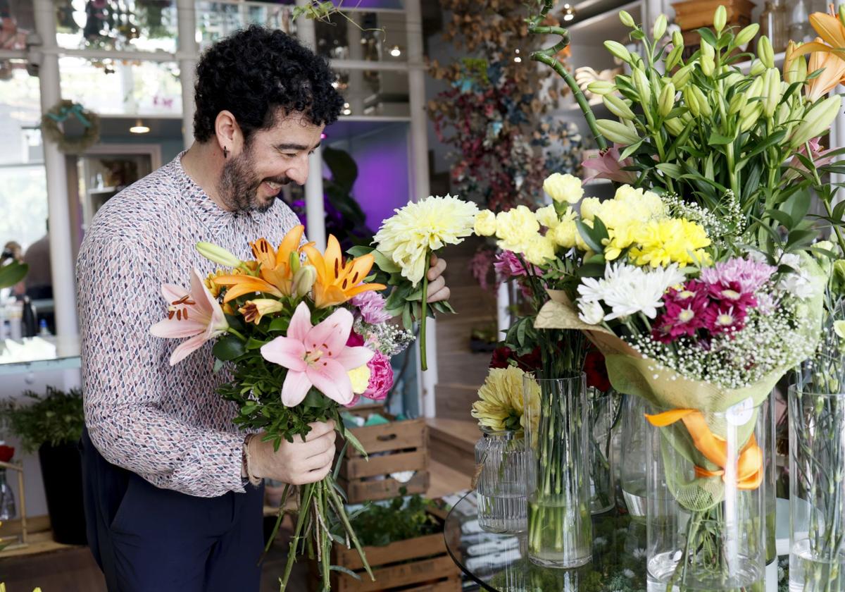 Javier, el ingeniero que ha cambiado planos por girasoles y ha abierto la única floristería de Leioa