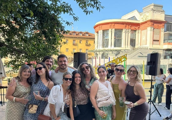 Música, mojitos y mucho ambiente: dos mellizos revolucionan el 'tardeo' en el Muelle Marzana