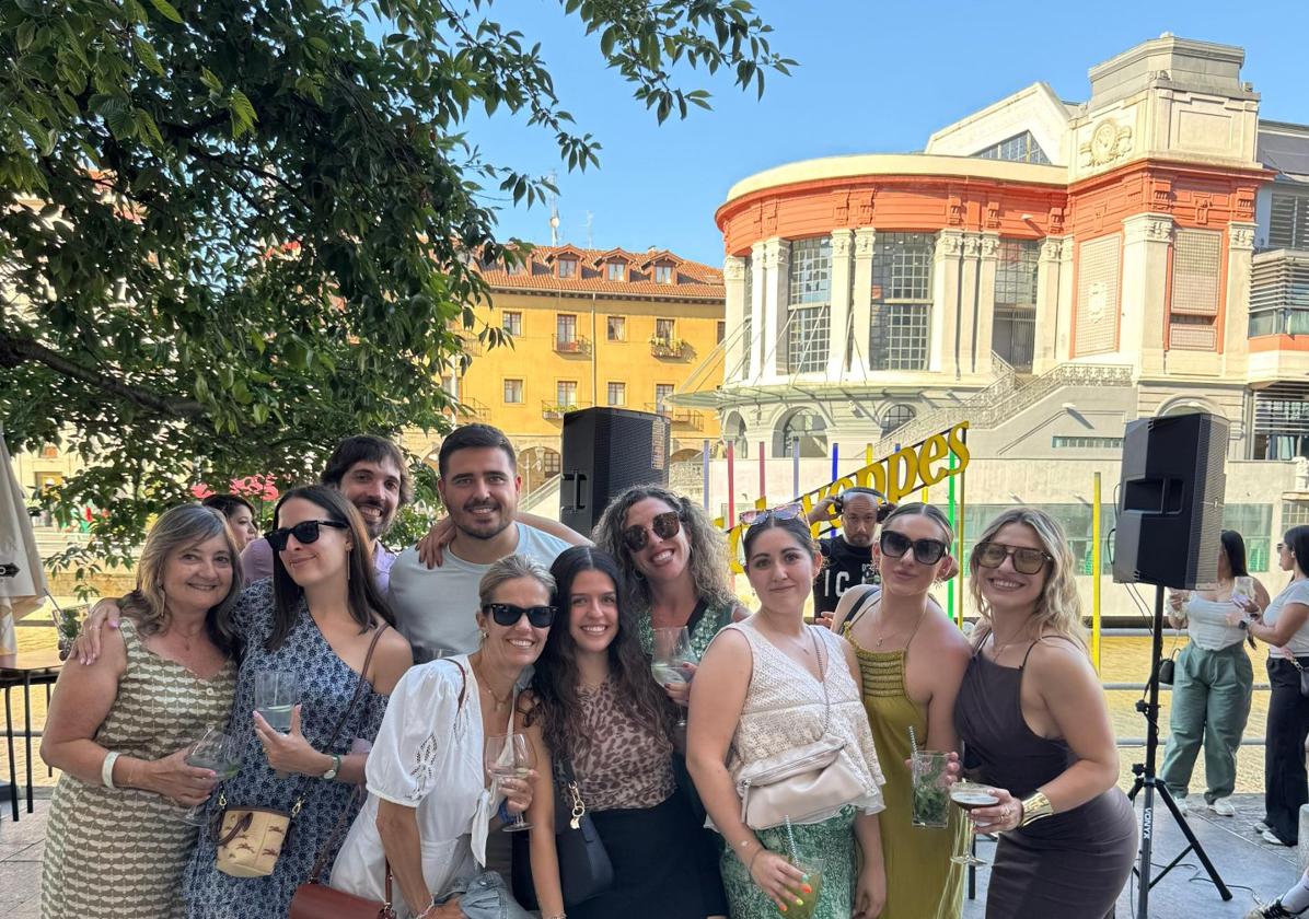 Música, mojitos y mucho ambiente: dos mellizos revolucionan el 'tardeo' en el Muelle Marzana.