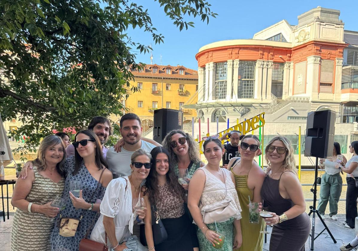 Música, mojitos y mucho ambiente: dos mellizos revolucionan el &#039;tardeo&#039; en el Muelle Marzana