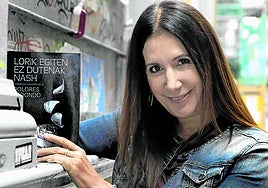 Redondo con un ejemplar de la traducción en euskera de su última novela, 'Las que no duermen. Nash', este jueves en Donostia