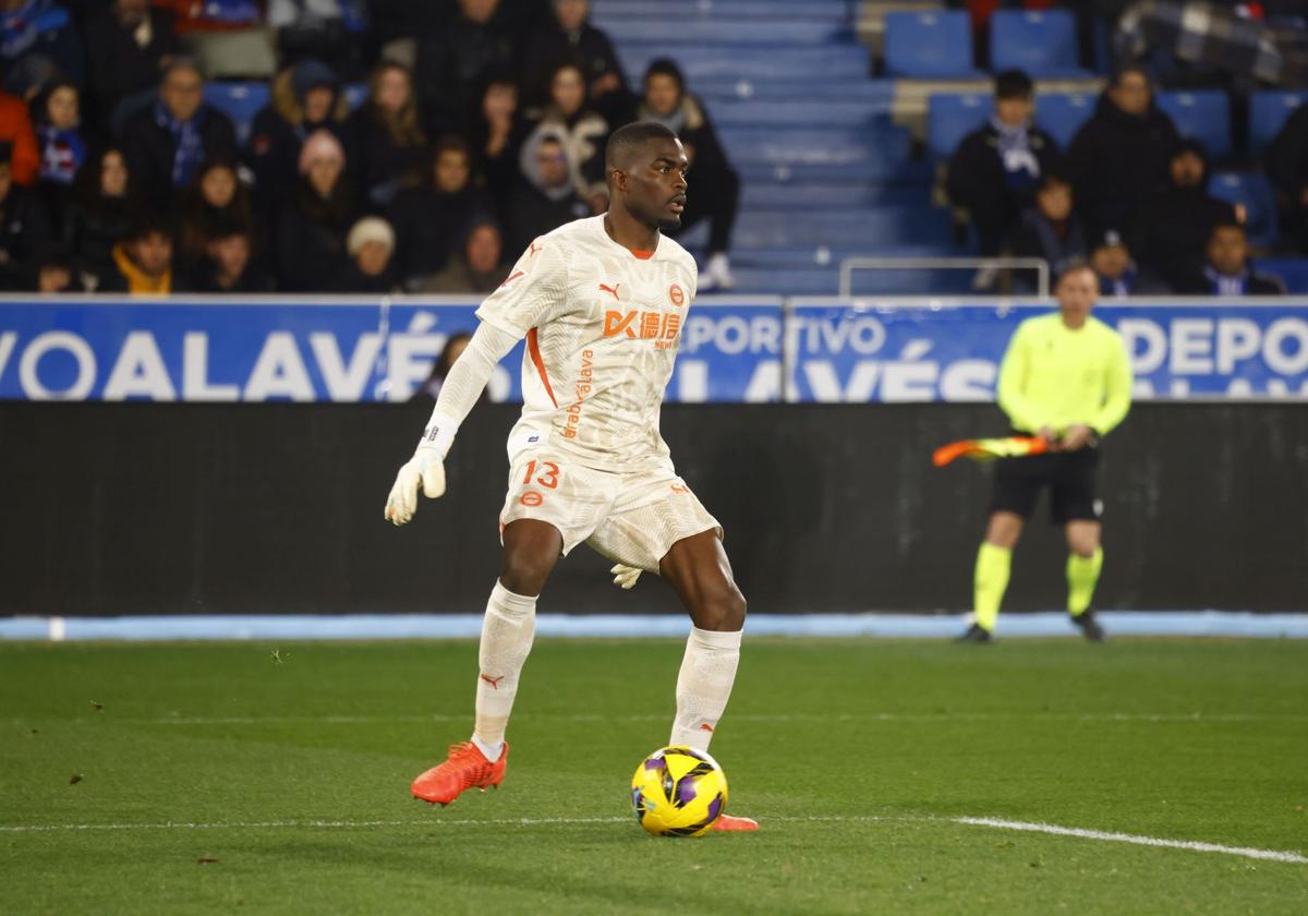 Owono controla el balón en el partido ante el Celta.