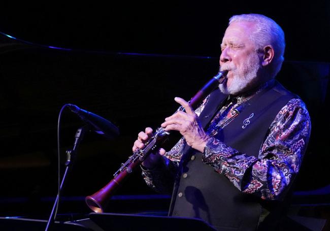 Paquito alternó este clarinete y un saxo alto.
