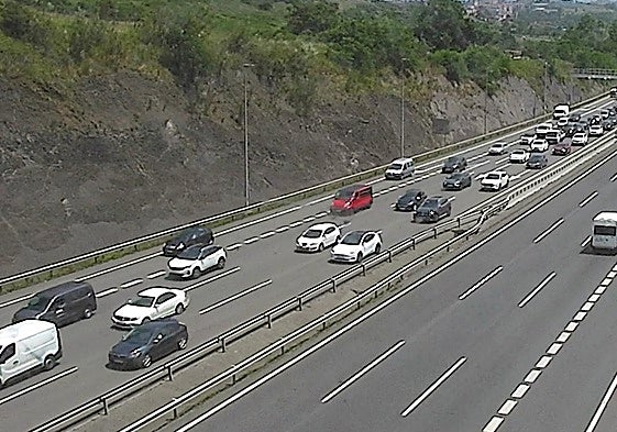 Tráfico denso en la A-8 hacia Cantabria por el primer fin de semana de julio