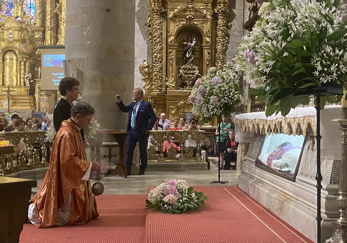 El obispo de Bilbao, Joseba Segura ante los restos de San Valentín de Berriotxoa en Elorrio.
