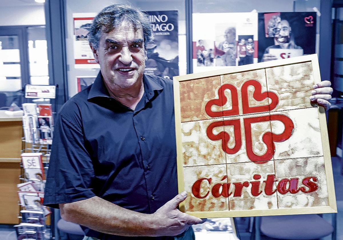 Ramón Ibeas en la sede de Cáritas Diocesana, en la plaza de los Desamparados.