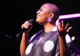 La vocalista apareció totalmente rapada.