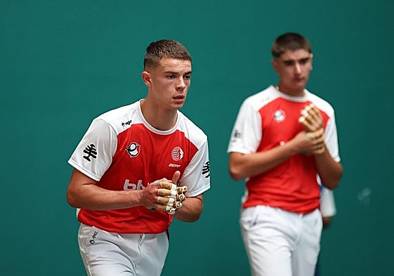 Egurrola se dispone a sacar, ante la mirada de su compañero Arakistain.