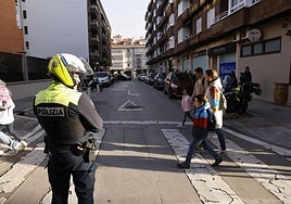 Un policía local en un cruce de la calle Manuel Iradier.