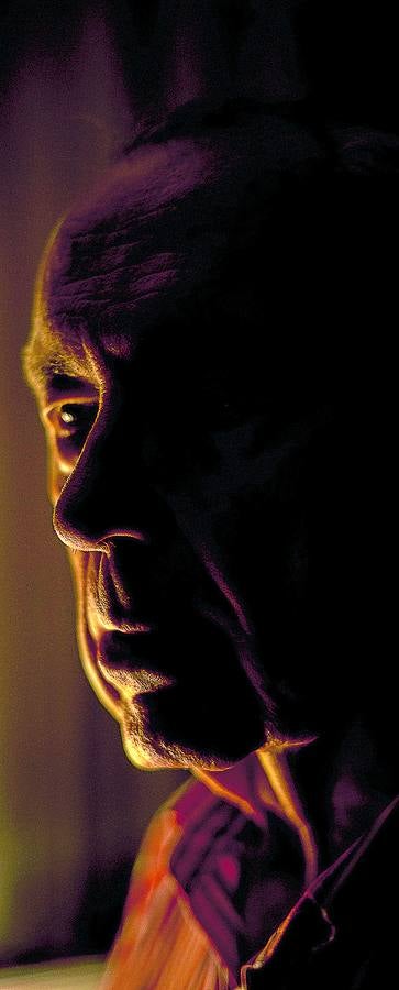 Reescribe antiguos poemas con una nueva mirada.