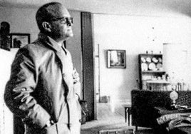 Truman Capote en la casa de la familia Clutter, escenario del crimen que relata con mirada periodística en 'A sangre fría'.