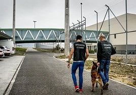 Agentes de la unidad canina de la Ertzaintza acceden al interior de la cárcel de Zaballa.