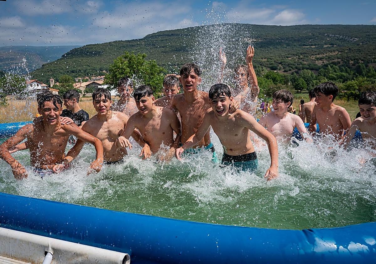 Imagen principal - Actividades matinales del campamento. En la tercer imagen, Iñigo prepara a Elaia para la escalada. 