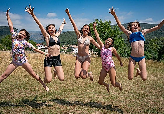 Un salto colectivo en los jardines del albergue de Cornejo.