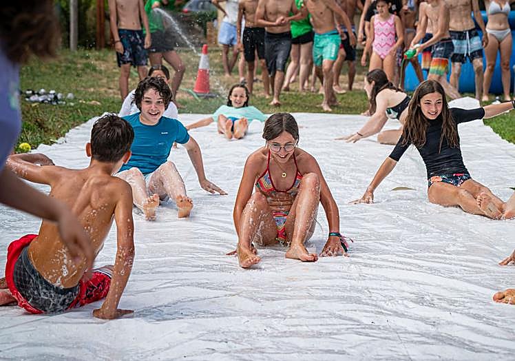 Deslizarse sobre la lona es un entretenimiento infalible.