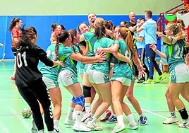 Las jugadoras del Urdaneta celebran su éxito en la fase de ascenso a la División de Honor Plata disputada en su pista.