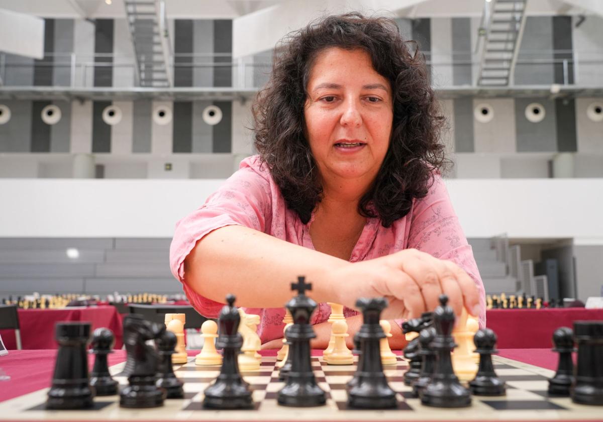 Mónica Calzzeta juega con blancas durante el Open Internacional que se celebra en el Europa.