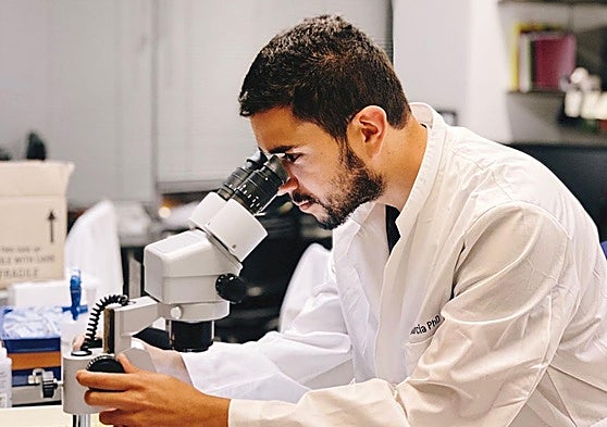 Álvaro Curiel García, trabajando en el laboratorio de la Universidad de Columbia.
