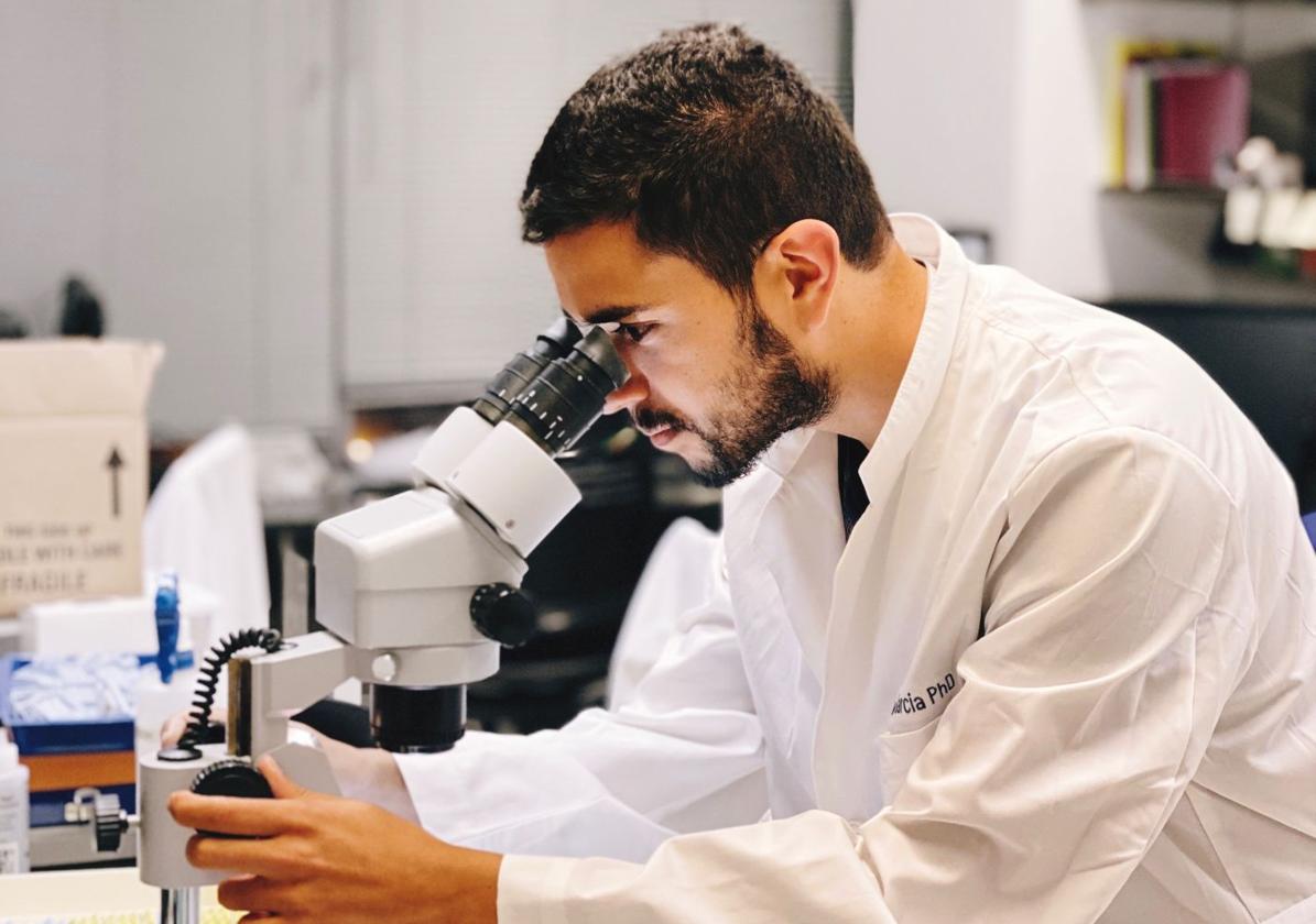 Álvaro Curiel García, trabajando en el laboratorio de la Universidad de Columbia.