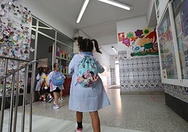 Alumnos de Infantil entran a clase en un centro educativo de Bizkaia.