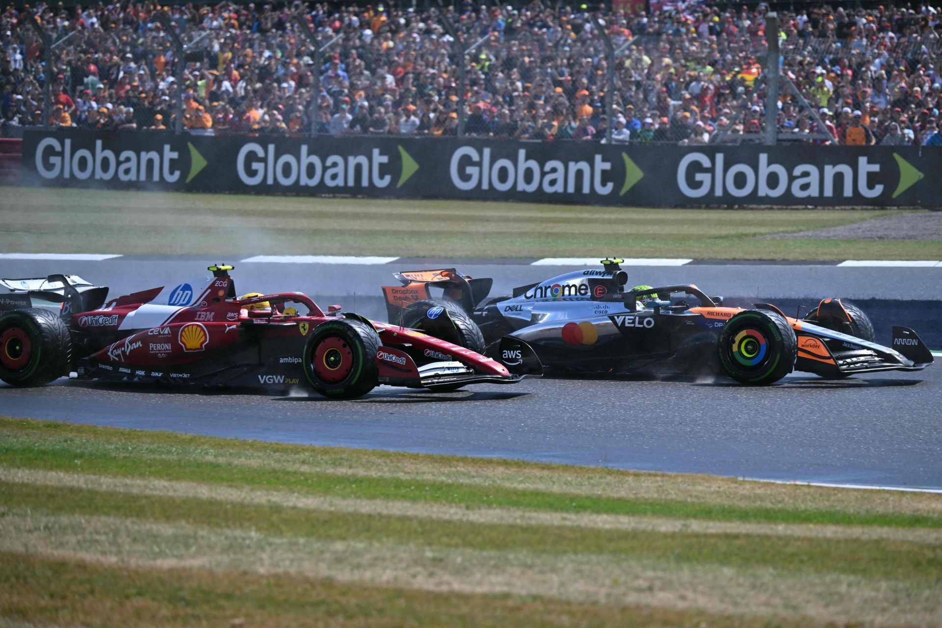 Lando Norris supera a Lewis Hamilton en Silverstone.