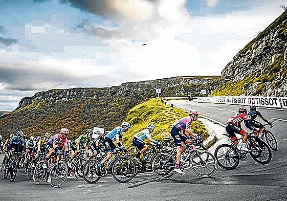 El pelotón de la Vuelta a España en 2020 supera una de las curvas de herradura de Orduña.