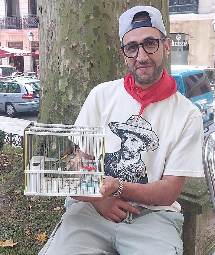 Imagen secundaria 2 - Arriba, los campeones del certamen. A la izquierda, Antonio y Cristóbal junto a sus pájaros cantores, Piki y Bruno. A la derecha, Ismael muestra a su ave.