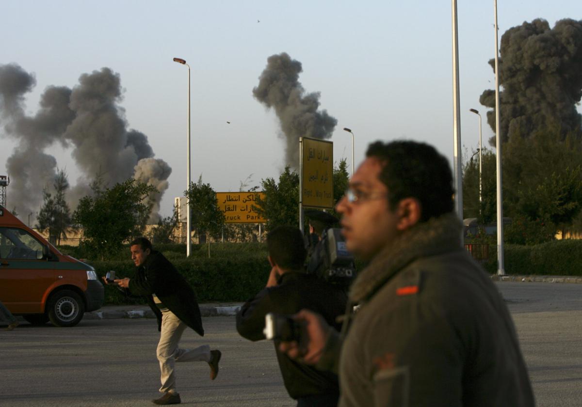 Periodistas gráficos toman imágenes en Rafah, en la frontera con Israel
