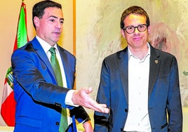 El lehendakari, Imanol Pradales, y el líder de EH Bildu en el Parlamento, Pello Otxandiano