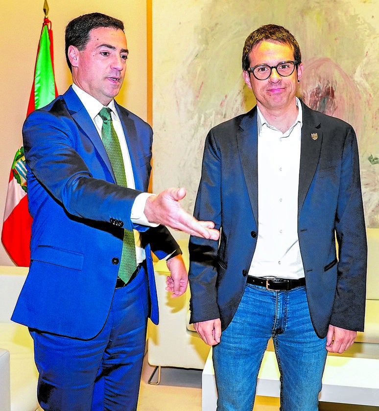 El lehendakari, Imanol Pradales, y el líder de EH Bildu en el Parlamento, Pello Otxandiano