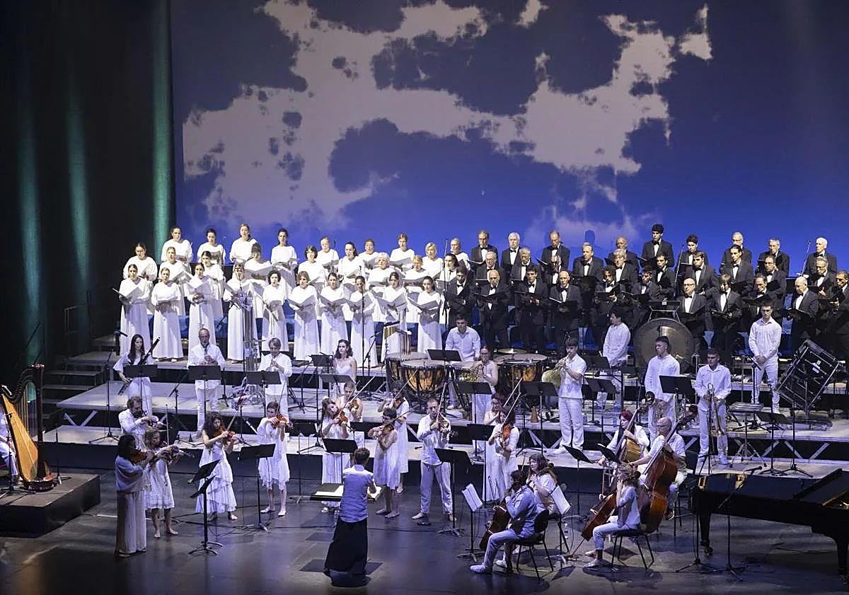 Imagen principal - Pradales y Tejeria presiden el concierto homenaje al 45 aniversario del Parlamento Vasco