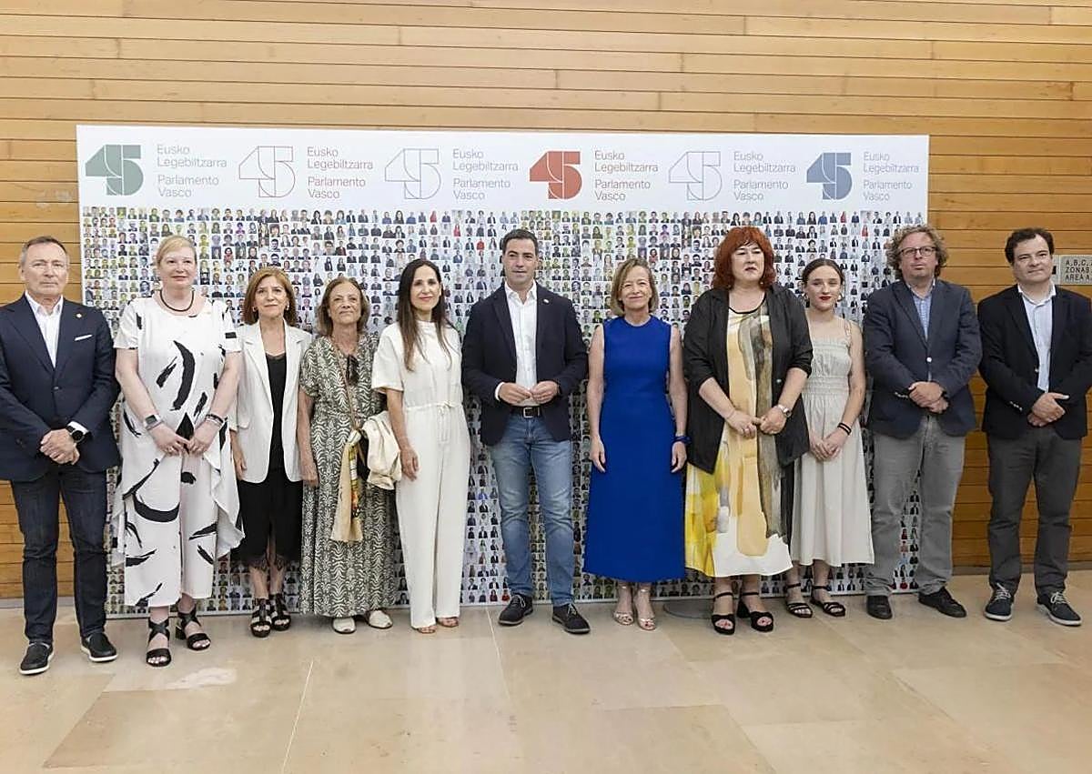 Imagen secundaria 1 - Pradales y Tejeria presiden el concierto homenaje al 45 aniversario del Parlamento Vasco