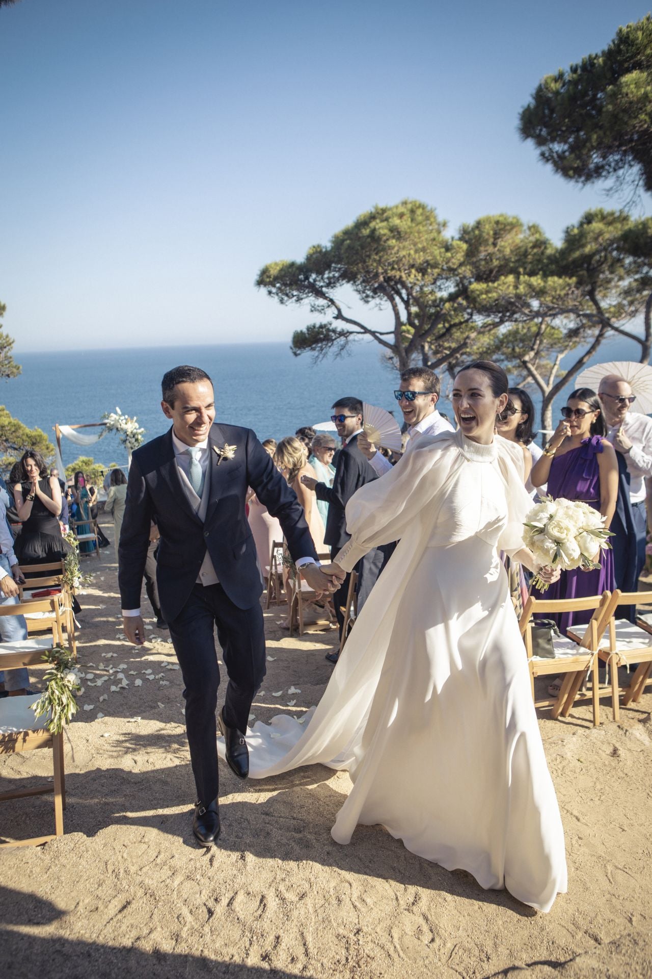 Amor, resiliencia y un vestido de ensueño: la boda inolvidable de la bilbaína Carla y Juan en la Costa Brava