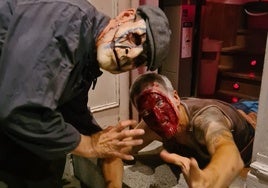 Dos actores ambientan las horas previas al maratón de cortos de una edición anterior del Gorefest de Bermeo.