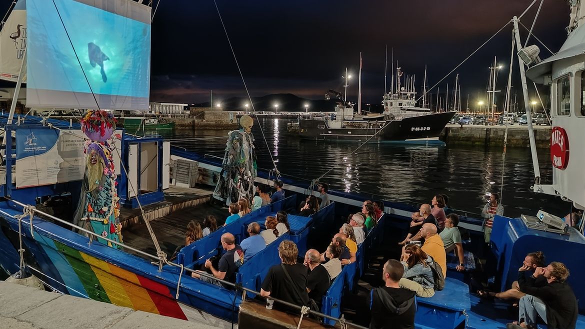 El buque será escenario de la proyección de películas de temática oceanográfica.