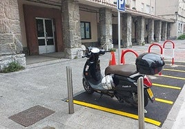 Imagen de una motocicleta estacionada en el parking.