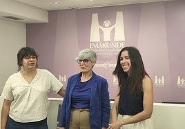 Marta de Pedis, Miren Elgarresta, directora de Emakunde y Laura Vela-Plo, investigadora posan en la presentación en la sede de Emakunde