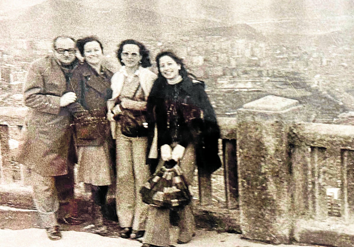Domingo Sánchez posa en Artxanda junto a sus tres hijas en una imagen tomada por su hijo