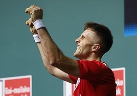 Jon Ander Peña levanta los brazos tras alcanzar el cartón 22 en el Navarra Arena.