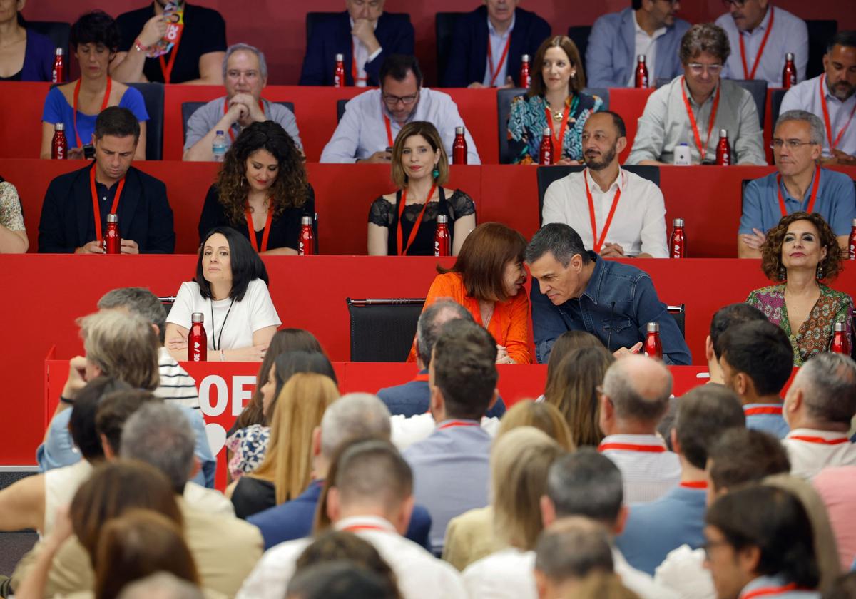 La secretaria de organización del Partido Socialista Español, Rebeca Torro, la presidenta del PSOE, Cristina Narbona, el presidente del Gobierno, Pedro Sánchez, y la viceprimera ministra y ministra de Presupuestos, María