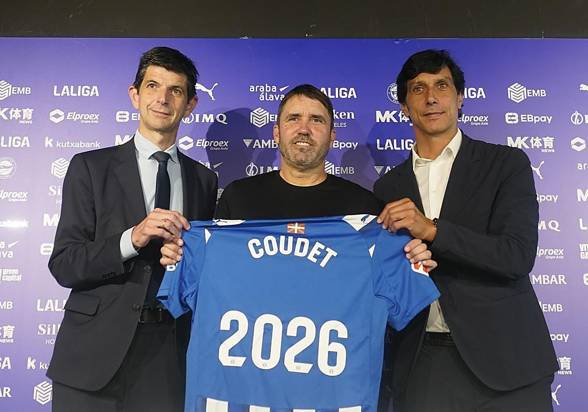 Coudet, Trocóniz y Fernández, en el acto de su renovación.