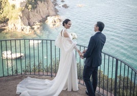 Amor, resiliencia y un vestido de ensueño: la boda inolvidable de la bilbaína Carla y Juan en la Costa Brava