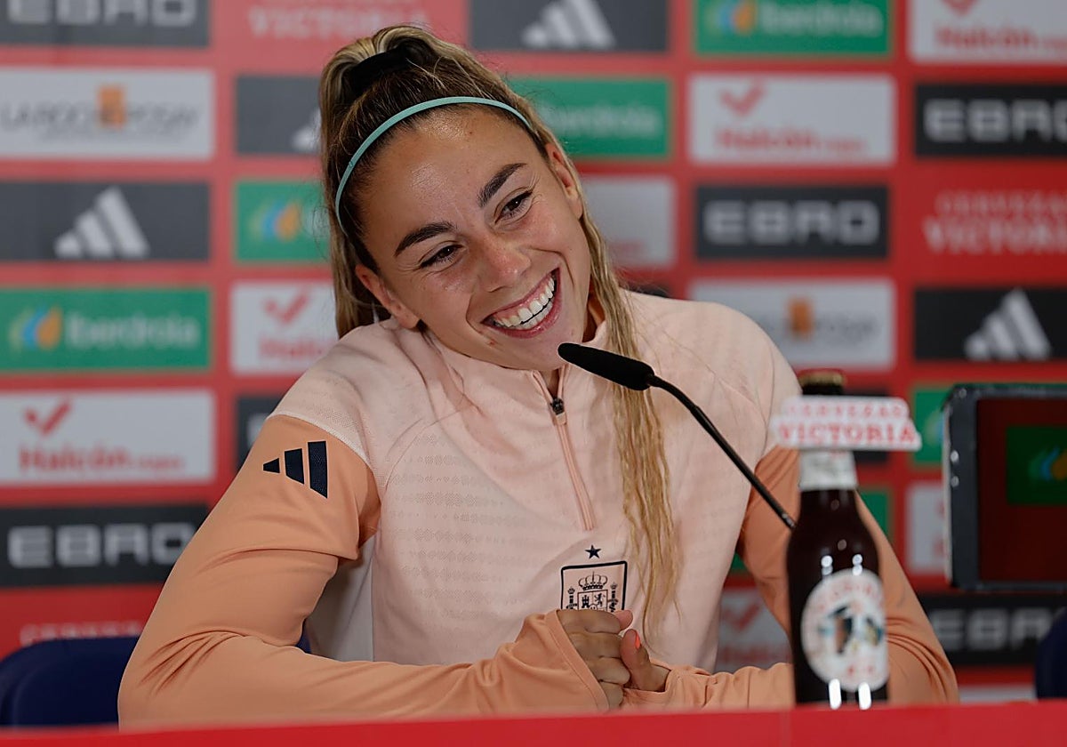 El divertido momento de Athenea sobre su lectura en la Eurocopa: «Me han pillado»