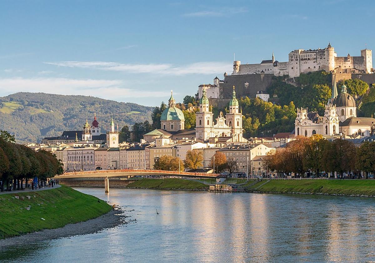 La fortaleza de Hohensalzburg domina desde lo alto la ciudad.