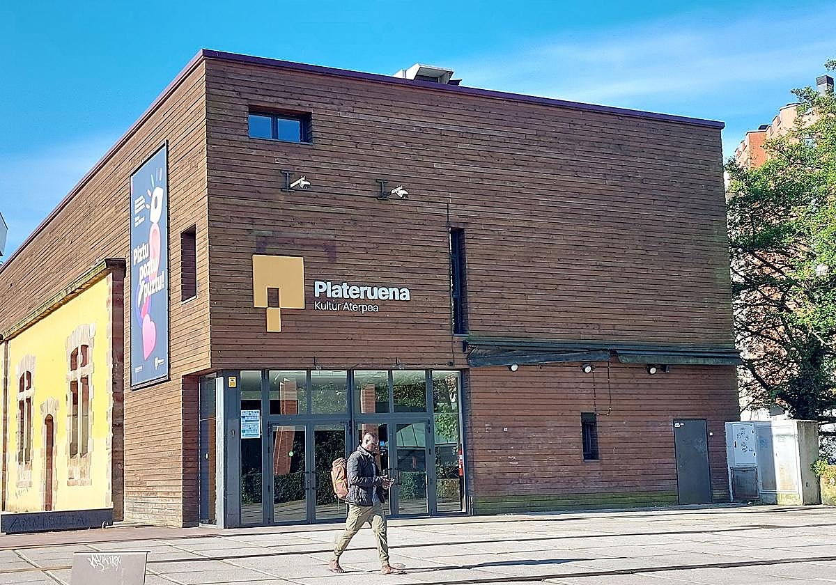 El espacio de Plateruena Kultur Aterpea está ubicado junto a Landako Gunea, que acoge la Azoka