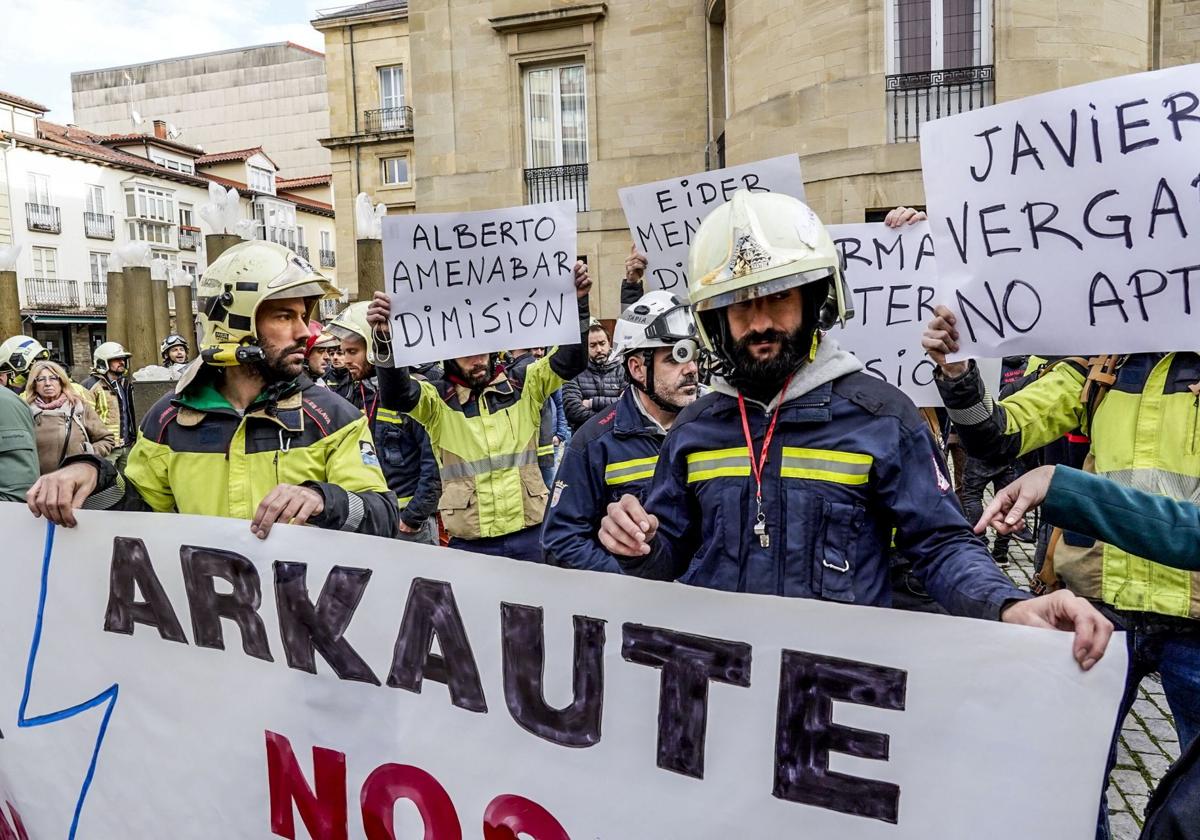 Candidatos a bombero de Álava y Gipuzkoa en la trasera de la Casa Palacio de la Provincia.