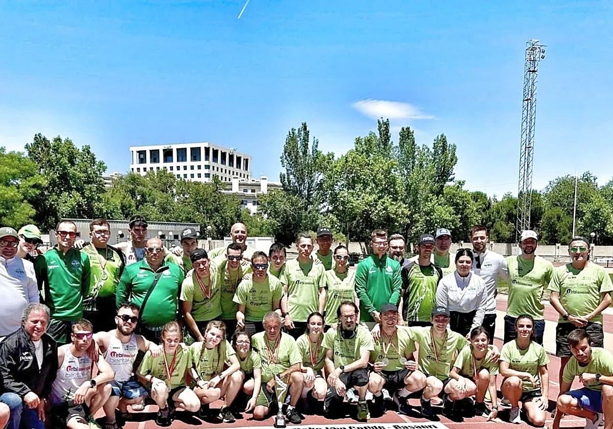 Atletas y miembros del Club Paralímpico Javi Conde de Basauri.