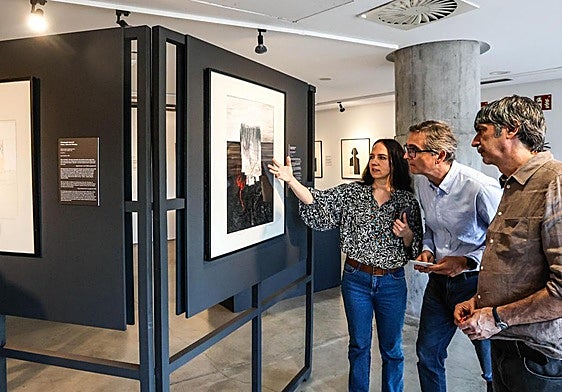 La artista Cecilia Zabaleta, el director del Itsasmuseum Jon Ruigómez y el comisario de la muestra Roberto Fuertes