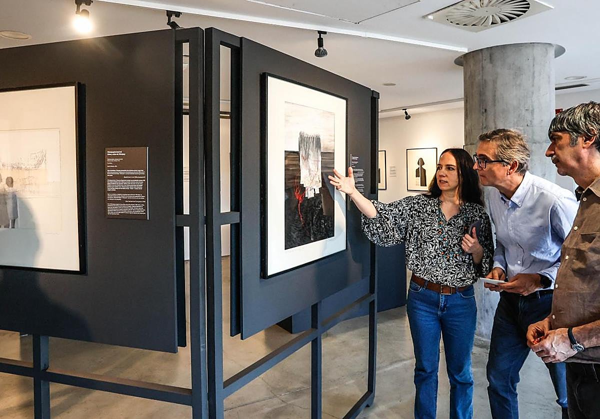 La artista Cecilia Zabaleta, el director del Itsasmuseum Jon Ruigómez y el comisario de la muestra Roberto Fuertes